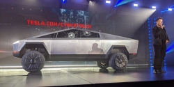Phó chủ tịch Ford "thách" Tesla thử lại vụ “kéo co”