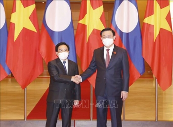 Chủ tịch Quốc hội Vương Đình Huệ hội kiến Thủ tướng Lào Phankham Viphavanh