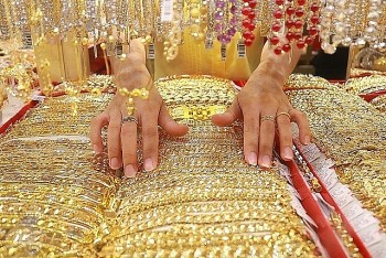Giá vàng trong nước biến động nhẹ, thế giới bứt phá nhanh