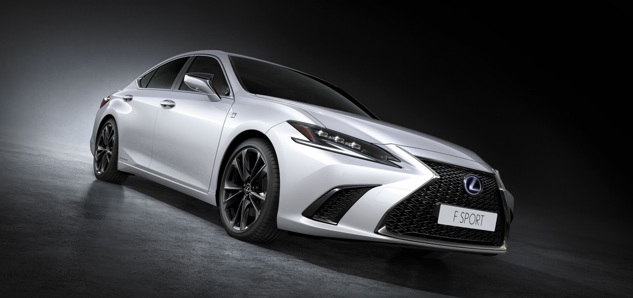 Sedan ES 250 F SPORT.