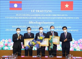 Trao tặng Huân chương Lao động của Lào cho cán bộ, chuyên gia Việt Nam
