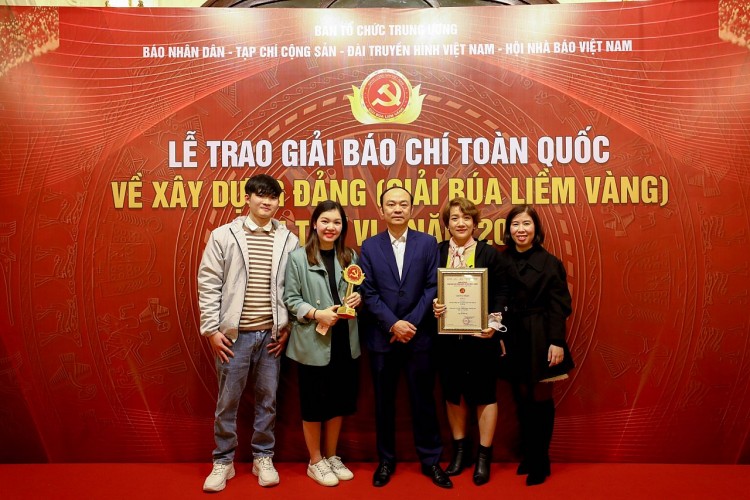 Nhóm tác giả của Tạp chí Thời Đại đoạt giải C giải Búa liềm vàng.