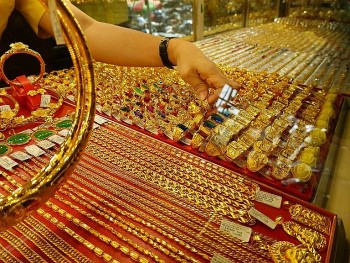 Ngày 22/1: Giá vàng trong nước 'đứng yên', vàng thế giới sụt giảm