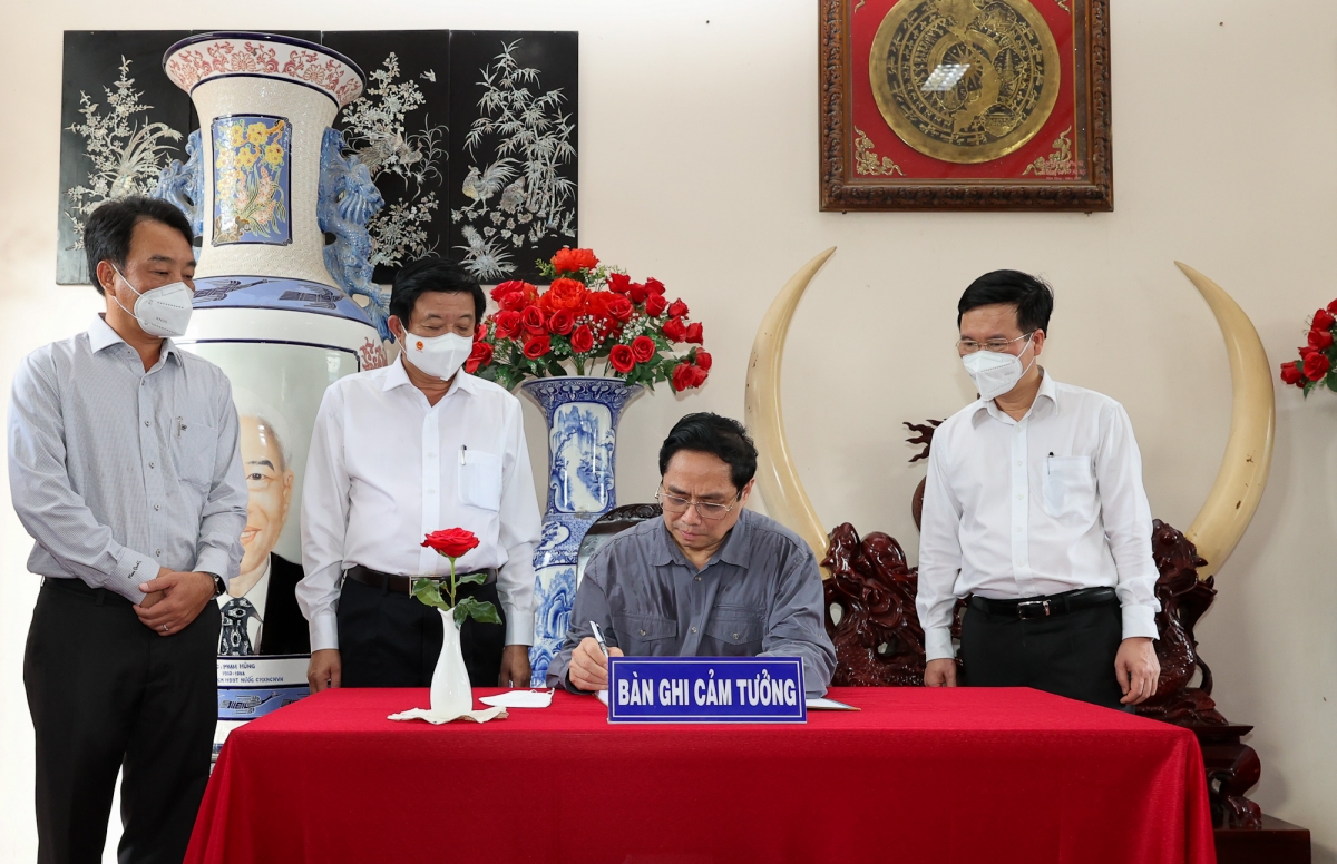 Thủ tướng Phạm Minh Chính ghi cảm tưởng tại khu tưởng niệm Chủ tịch Hội đồng Bộ trưởng Phạm Hùng. Ảnh: VGP/Nhật Bắc