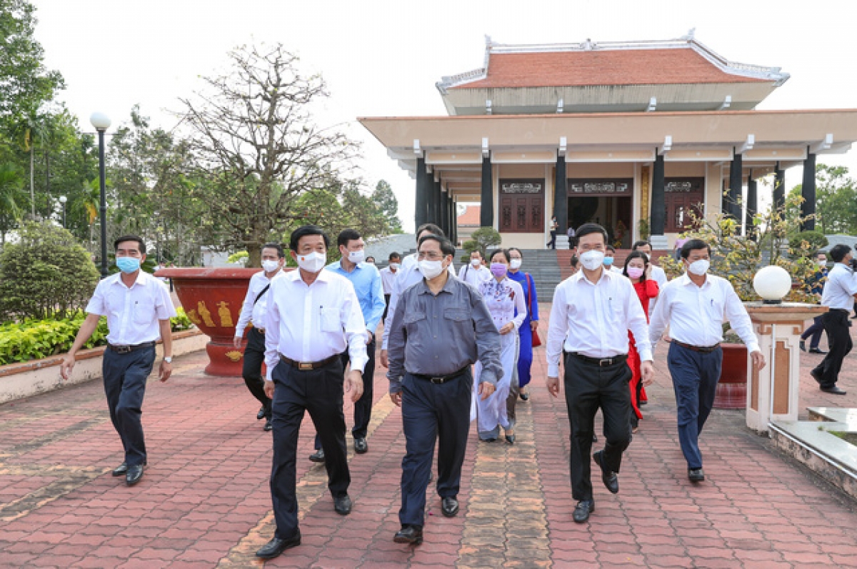 Thủ tướng và đoàn công tác tham quan khu tưởng niệm Chủ tịch Hội đồng Bộ trưởng Phạm Hùng. Ảnh: VGP/Nhật Bắc