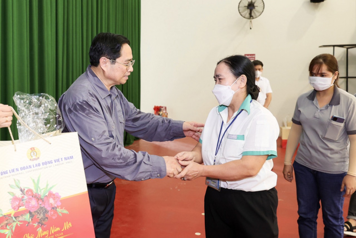 Thủ tướng tặng quà đoàn viên công đoàn, công nhân, người lao động nghèo, gặp hoàn cảnh khó khăn. Ảnh: VGP/Nhật Bắc