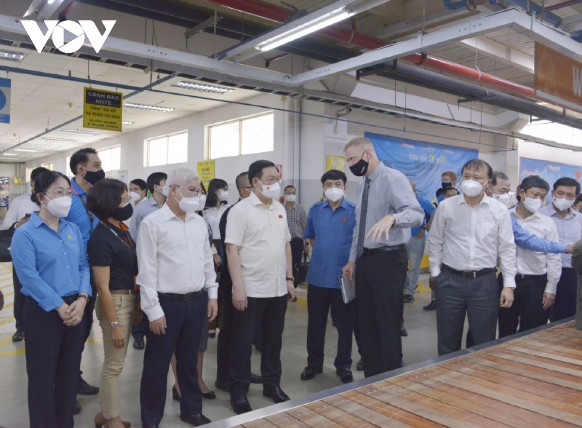 Chủ tịch Quốc hội thăm, tặng quà cho công nhân lao động Bình Dương