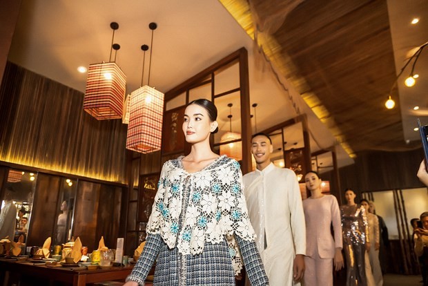 Bạn bè quốc tế ở Việt Nam thích thú trải nghiệm Tết cổ truyền Nam bộ