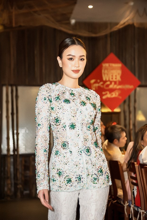 Bạn bè quốc tế ở Việt Nam thích thú trải nghiệm Tết cổ truyền Nam bộ