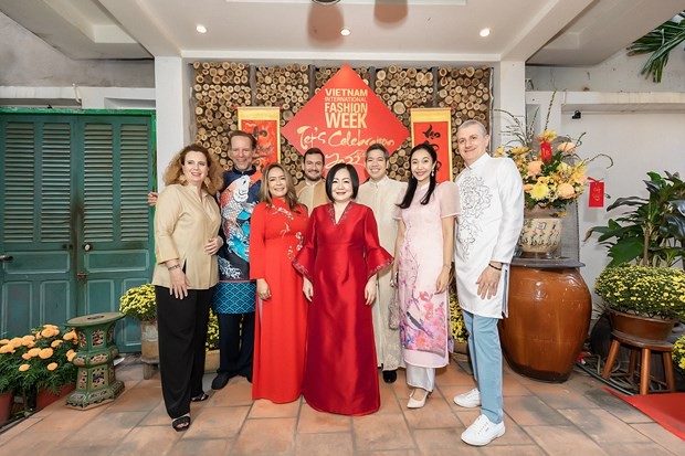 Bạn bè quốc tế ở Việt Nam thích thú trải nghiệm Tết cổ truyền Nam bộ