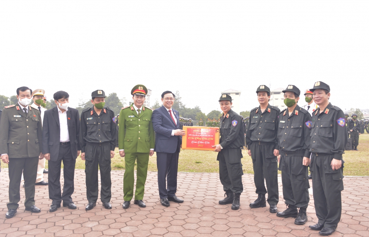 Chủ tịch Quốc hội Vương Đình Huệ thăm, chúc tết Bộ Tư lệnh Cảnh sát cơ động