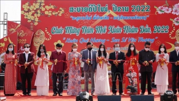 Hội chợ Xuân mang không khí Tết cổ truyền tới kiều bào tại Lào