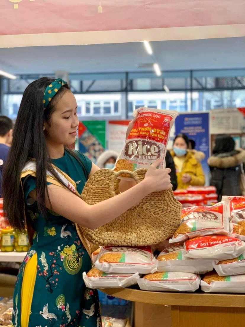 Lần đầu tiên sản phẩm gạo ST25 được nhập khẩu chính nghạch vào UK
