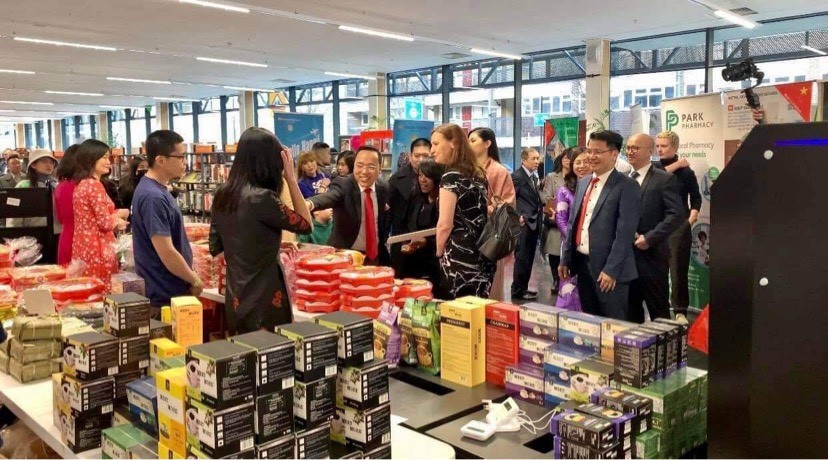 Đại sứ Việt Nam tại UK và Bắc Ailen Nguyễn Hoàng Long tham quan gian hàng của các doanh nghiệp trong nước.