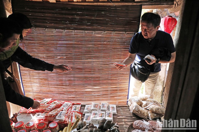 [Ảnh] Bạn bè quốc tế thưởng thức Tết Việt giữa làng cổ ảnh 14