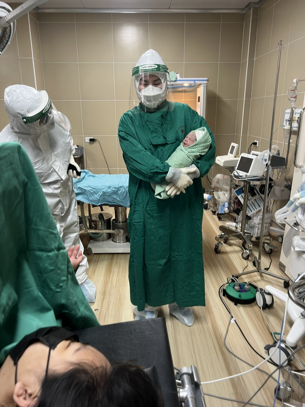 Em bé con sản phụ mắc COVID-19 chào đời khỏe mạnh đêm giao thừa Tết Nhâm Dần