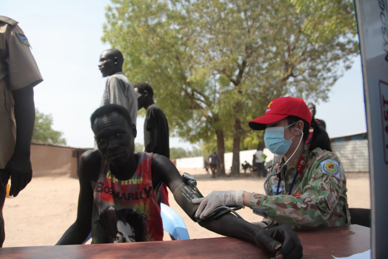 Y bác sĩ BVDC 2.3 khám bệnh cho tù nhân Nam Sudan. Y bác sĩ BVDC 2.3 khám bệnh cho tù nhân Nam Sudan.
