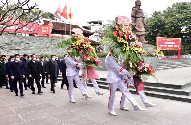 Lãnh đạo thành phố Hà Nội dâng hương tưởng nhớ Hoàng đế Quang Trung | Xã hội | Vietnam+ (VietnamPlus)