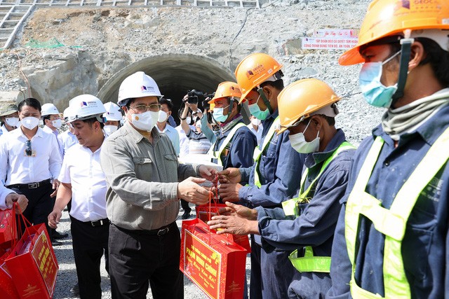 Thủ tướng tiếp tục kiểm tra, đôn đốc thi công tuyến cao tốc Bắc – Nam