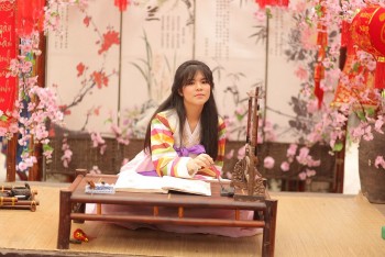 Nữ sinh mang 