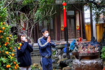 Người dân Hà Nội đi lễ đền, chùa Rằm tháng Giêng