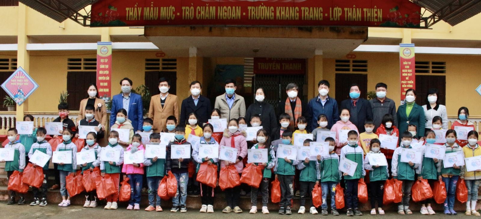 Trao 40 suất học bổng HANKUM – gieo mầm ước mơ cho học sinh nghèo vượt khó