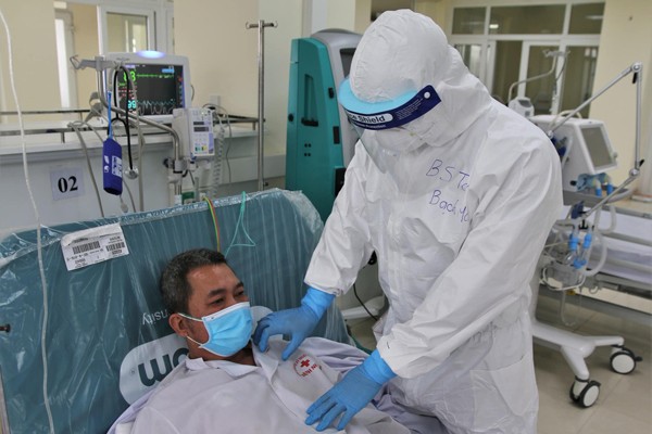 Sáng 17/2: Có 389 ca COVID-19 nặng phải thở máy, ECMO; Sẽ điều chỉnh thời gian cách ly theo dõi sức khoẻ tại nhà với học sinh là F1