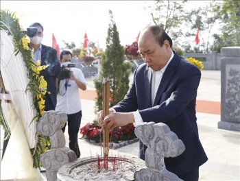 Chủ tịch nước dâng hương tại Khu mộ chí sỹ yêu nước Huỳnh Thúc Kháng