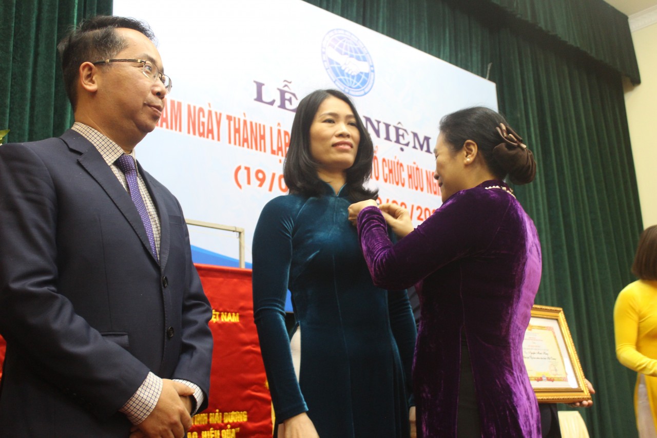 Chủ tịch Nguyễn Phương Nga trao tặng bằng khen cho các tập thể, cá nhân tiêu biểu.