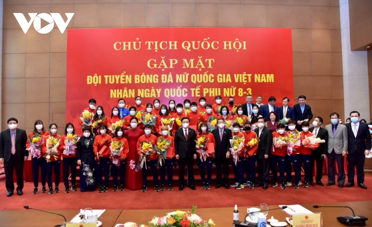 Chủ tịch Quốc hội gặp mặt Đội tuyển Bóng đá nữ Việt Nam