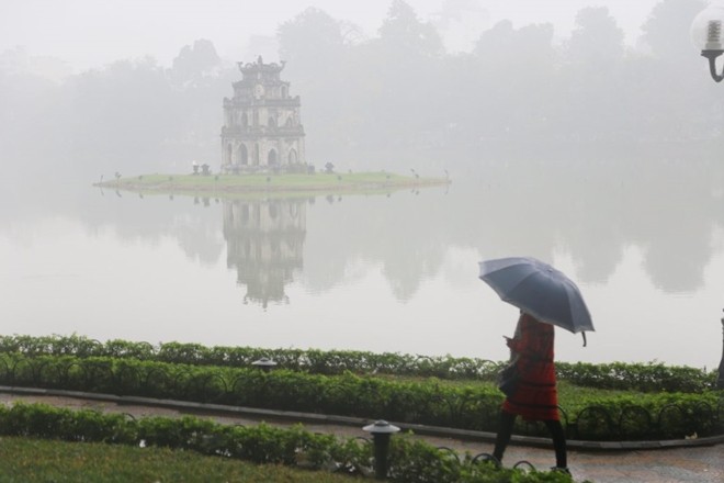 Hà Nội sáng và đêm trời rét, đi kèm mưa phùn - Ảnh minh họa.
