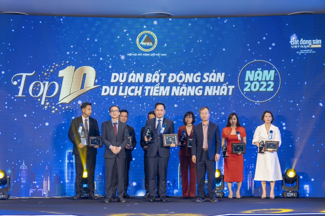 Tổng giám đốc CTCP Kinh doanh Bất động sản Flamingo - ông Nguyễn Trương Quý nhận giải Top 10 dự án bất động sản du lịch tiềm năng nhất năm 2022 cho Flamingo Hải Tiến