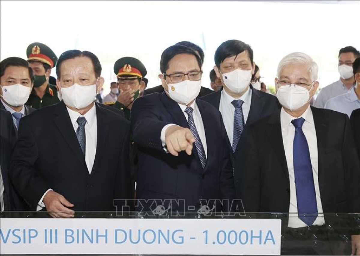 Thủ tướng Phạm Minh Chính tham quan mô hình xây dựng Khu công nghiệp Việt Nam-Singapore (VSIP III). Ảnh: TTXVN