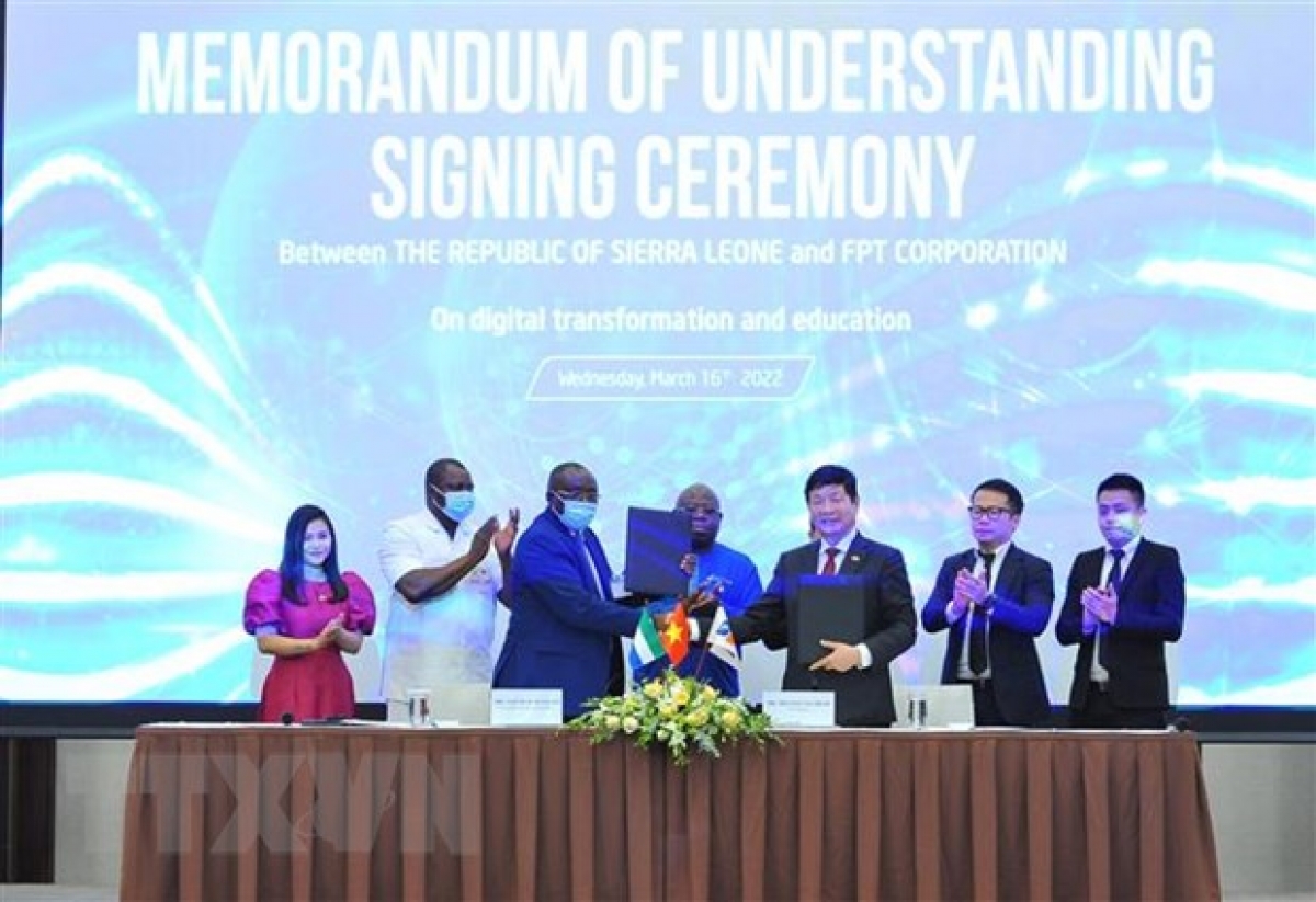 Sáng 16/3, tại Hà Nội, Bộ trưởng Chủ nhiệm Văn phòng Tổng thống Cộng hòa Sierra Leone Jacob Jusu Saffa và Chủ tịch Hội đồng quản trị FPT Trương Gia Bình đã ký kết thỏa thuận hợp tác thúc đẩy chuyển đổi số quốc gia và đào tạo nhân lực số cho Sierra Leone. Đây là lần đầu tiên FPT ký kết thỏa thuận hợp tác thúc đẩy chuyển đổi số tầm quốc gia cho một quốc gia bên ngoài Việt Nam. Ảnh: Minh Đức/TTXVN.