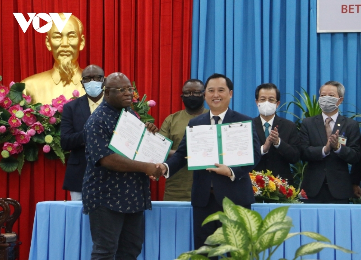 Sáng 18/3, tại An Giang, Bộ trưởng Bộ Nông nghiệp và Lâm nghiệp nước Cộng hòa Sierra Leone Abu Bakarr Karim và ông Đỗ Thành Nhân – Chủ tịch Hội đồng quản trị Công ty cổ phần Xuất nhập khẩu An Giang (Angimex) đã ký biên bản ghi nhớ hợp đồng xuất khẩu 3 triệu tấn gạo cho Sierra Leone trong 3 năm.