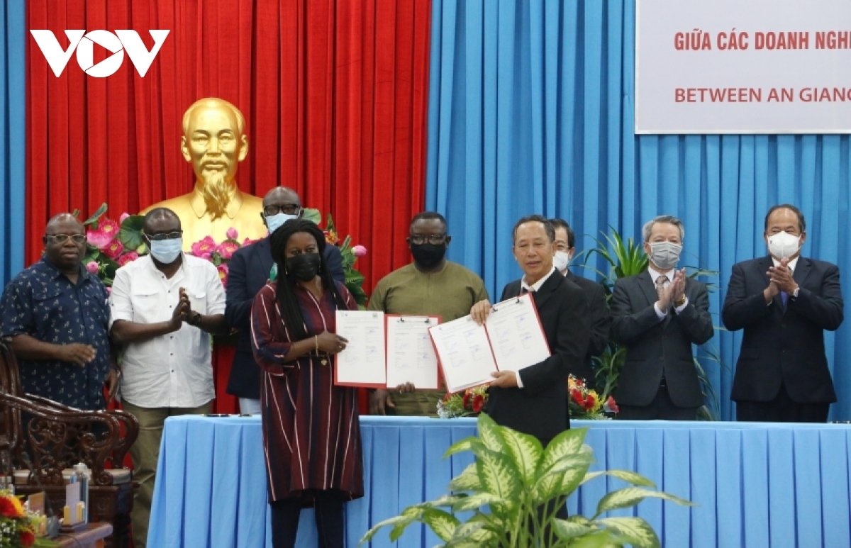 Chiều 18/3, Tổng thống Julius Maada Bio cùng Đoàn đại biểu cấp cao Cộng hòa Sierra Leone đã đến thăm tỉnh An Giang. Nhân dịp này, hai bên ký kết biên bản ghi nhớ hợp tác giữa Bộ Nông nghiệp và Lâm nghiệp Sierra Leone và Công ty Cổ phần Xuất nhập khẩu An Giang trên lĩnh vực lúa gạo; Bộ Thủy sản và Tài nguyên biển Sierra Leone ký kết thỏa thuận hợp tác với Công ty Cổ phần Tập đoàn Nam Việt trên lĩnh vực thủy sản.