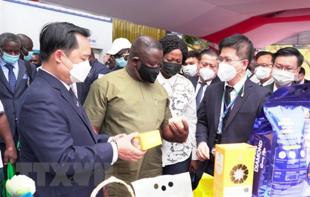 Chính quyền Sierra Leone rất quan tâm về kỹ thuật nuôi trồng và sản xuất nông nghiệp. Sierra Leone mong muốn hợp tác và học hỏi kinh nghiệm của Việt Nam để có thể tự cung cấp lúa gạo trong nước; mong muốn có thể nhập khẩu lúa gạo từ Việt Nam. Trong ảnh: Tổng thống nước Cộng hòa Sierra Leone Julius Maada Bio tham quan các gian hàng trưng bày các sản phẩm gạo của An Giang.