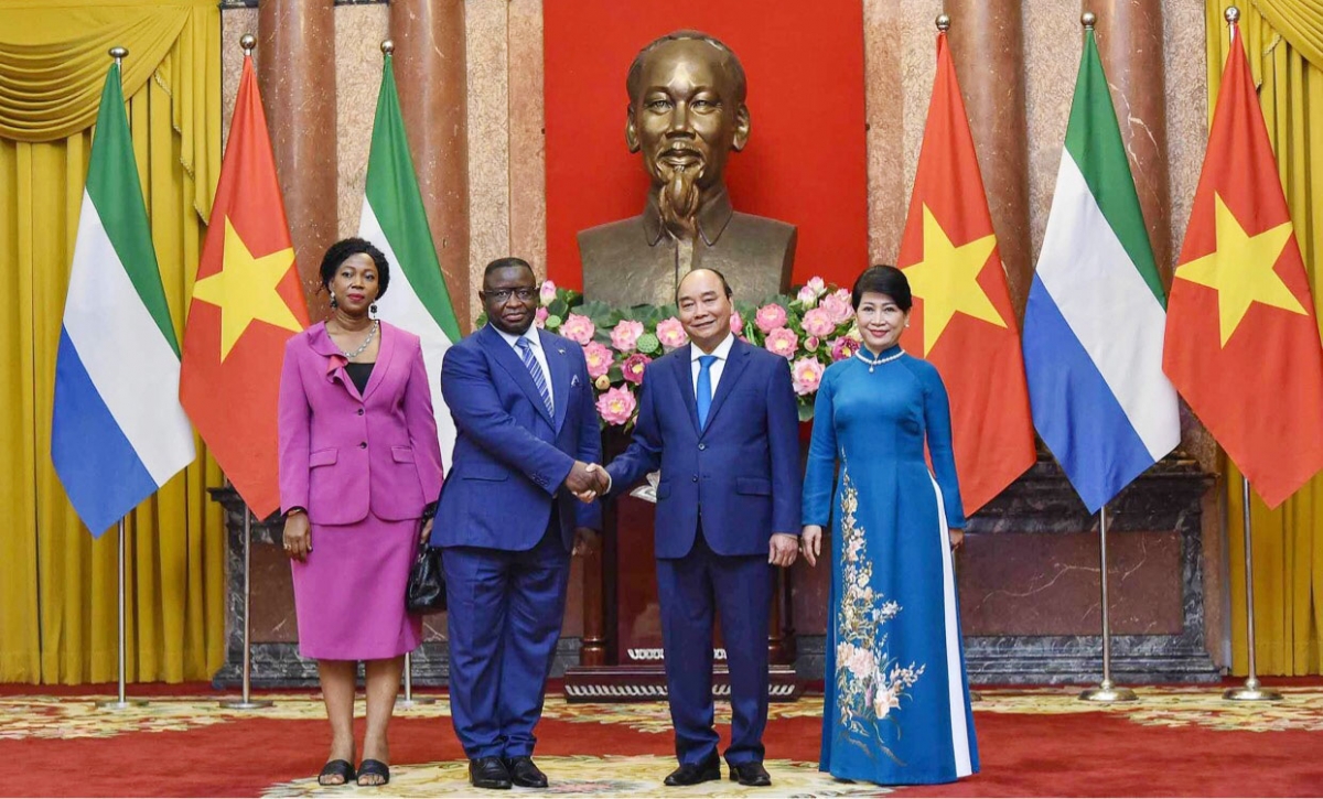 Sáng 20/3, Tổng thống nước Cộng hòa Sierra Leone Julius Maada Bio, Phu nhân cùng Đoàn đại biểu cấp cao nước Cộng hòa Sierra Leone đã rời TP.HCM, kết thúc tốt đẹp thăm chính thức Việt Nam từ ngày 14-20/3, theo lời mời của Chủ tịch nước Nguyễn Xuân Phúc và Phu nhân. (Ảnh: Hai nhà lãnh đạo và phu nhân tại lễ đón ở Phủ Chủ tịch).