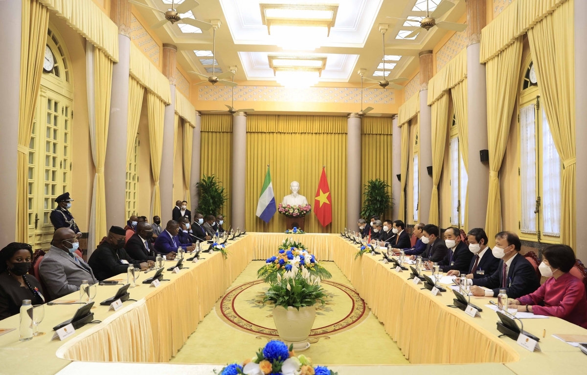 Sau Hội đàm, Chủ tịch nước Nguyễn Xuân Phúc và Tổng thống Julius Maada Bio đã chứng kiến lễ ký kết 3 văn kiện hợp tác song phương giữa các Bộ, ngành hai nước trong các lĩnh vực ngoại giao, nông nghiệp và thủy sản, tạo nền tảng cho việc tăng cường hợp tác giữa Việt Nam - Sierra Leone.