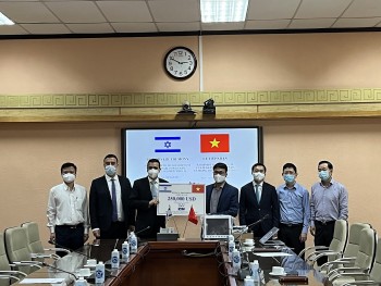 Bộ Y tế tiếp nhận trang thiết bị y tế phòng chống dịch do hãng vận tải ZIM của Israel hỗ trợ