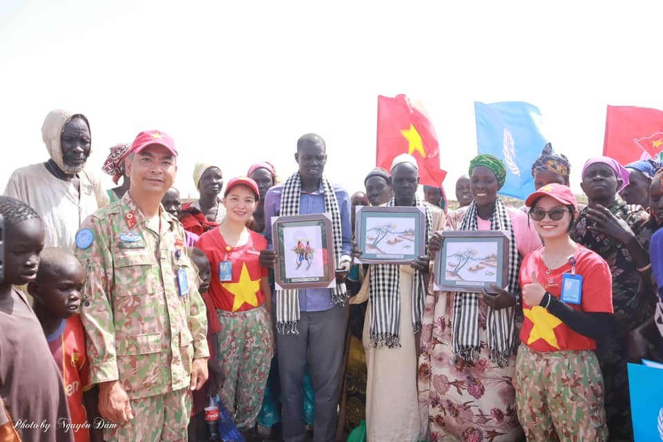 Thanh niên BVDC 2.3 hướng dẫn người dân Bentiu trồng rau
