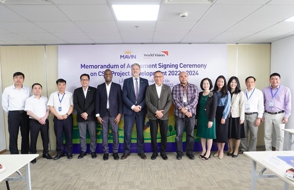 Đoàn đại biểu World Vision Việt Nam và Tập đoàn Mavin chụp ảnh lưu niệm.