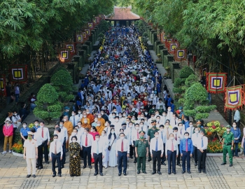 Thành phố Hồ Chí Minh dâng hương, dâng hoa tưởng nhớ các vua Hùng