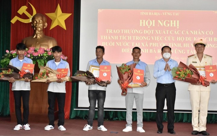 Khen thưởng các cá nhân dũng cảm cứu du khách đuối nước tại Bà Rịa-Vũng Tàu