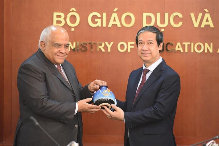 Bộ trưởng Nguyễn Kim Sơn tặng quà lưu niệm Đại sứ Orlando Nicolás Hernández Guillén