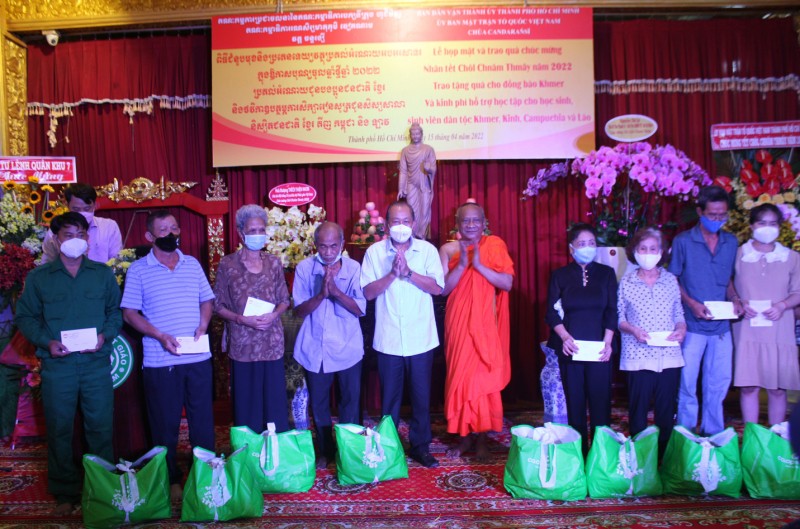 Trao tặng quà nhân dịp Tết Chôl Chnăm Thmây của đồng bào dân tộc Khmer - Báo Công an nhân dân điện tử