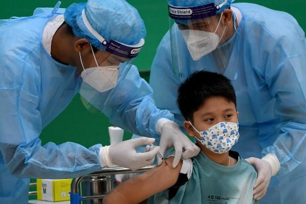 Tin COVID hôm nay tối 18/4: Ca COVID-19 giảm còn 12.012; hơn 19.500 liều vaccine tiêm cho trẻ