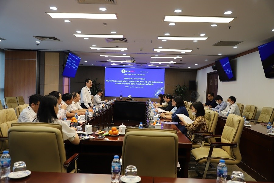 Điện lực miền Bắc tiếp tục đảm bảo an toàn vệ sinh lao động