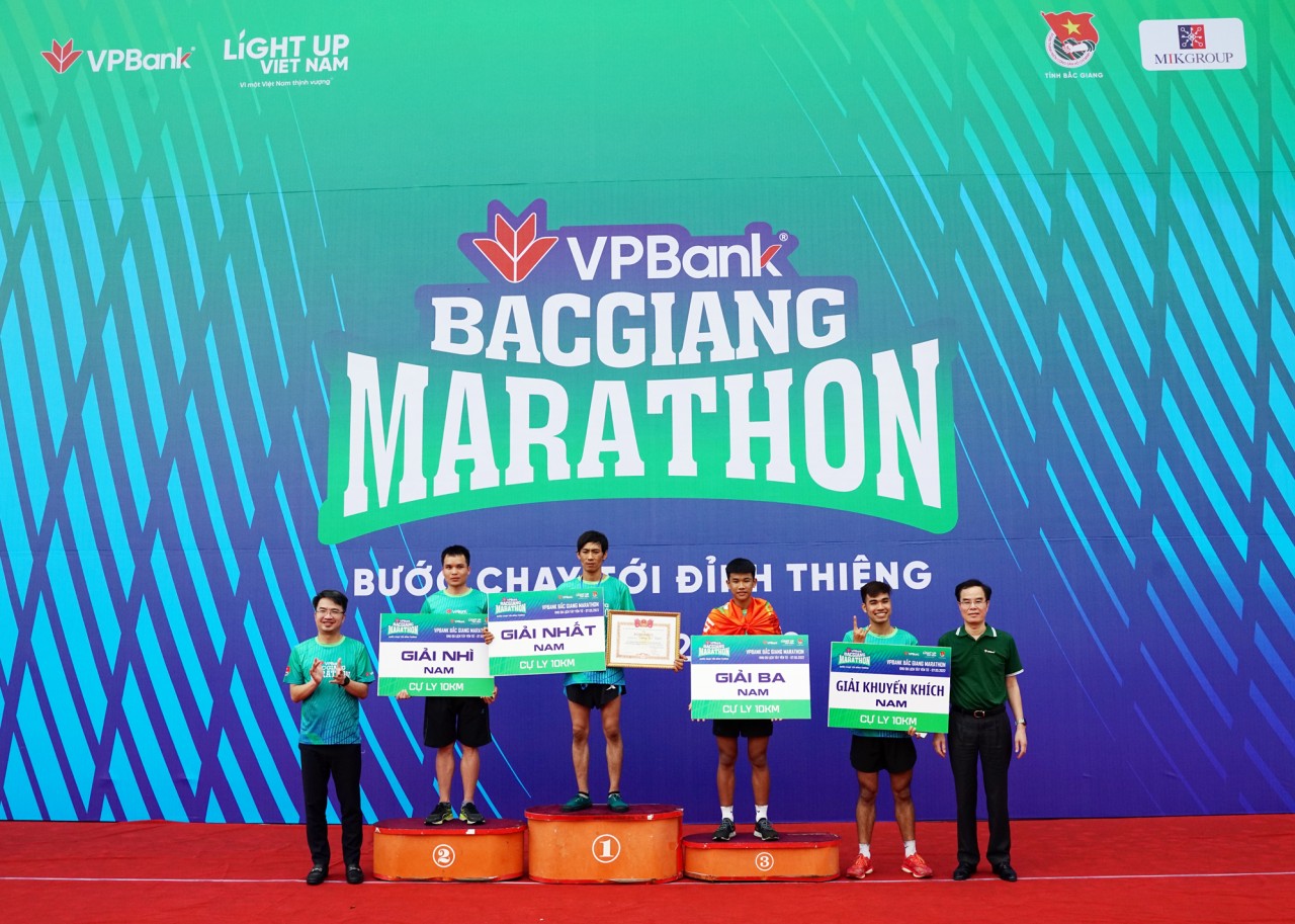 Ban tổ chức trao giải cho các VĐV nam có thành tích xuất sắc ở cự ly 10km