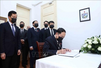 Phó Chủ tịch Quốc hội Trần Thanh Mẫn ghi sổ tang, tưởng niệm nguyên Chủ tịch Quốc hội Cuba